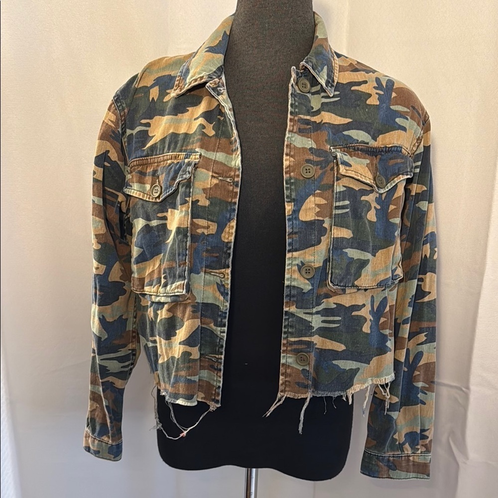 Topshop Women’s Camo Cropped Denim Jacket. Cotton. Size 4.
